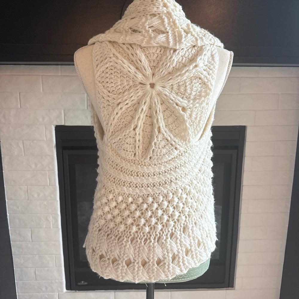 Elegant White/Cream Knit Sweater Vest S